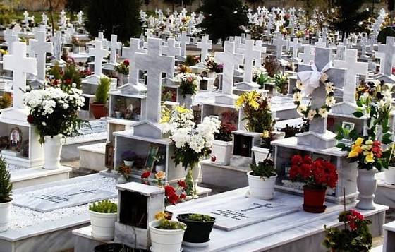 Συγκινητικό βίντεο: Σκυλάκι μένει για μέρες δίπλα σε τάφο