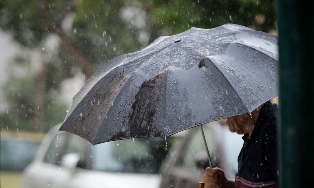 Ετοιμαστείτε για έντονες βροχές, καταιγίδες και χαλάζι: Ποιες περιοχές επηρεάζονται και πότε - Αναλυτικά η πρόγνωση του καιρού