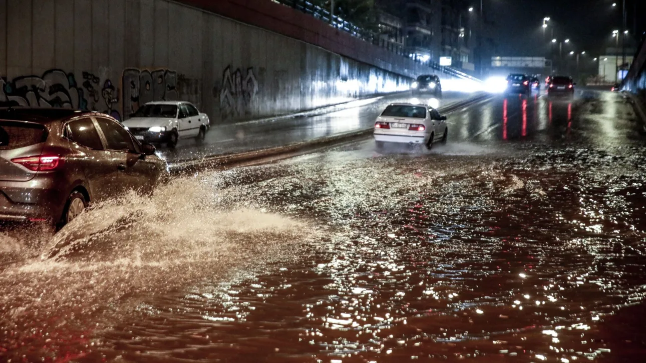 VIDEO: Σφοδρή κακοκαιρία στην Ελλάδα - Φούσκωσαν ποτάμια και εγκλωβίστηκαν οδηγοί - Ένας νεκρός
