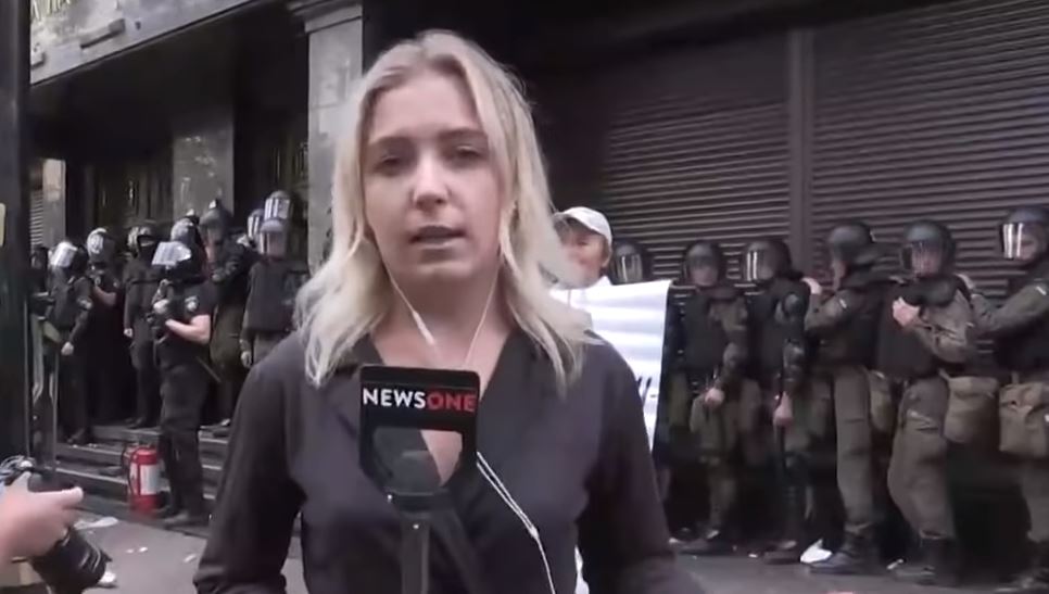 Σφαλιάρες και αυγά σε νεαρή δημοσιογράφο έξω από το δικαστήριο - VIDEO