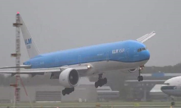 Πάγωσαν οι επιβάτες- Δραματική προσγείωση αεροπλάνου που χορεύει στον αέρα (Βίντεο)