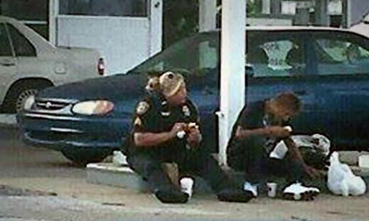 Αστυνομικός μοιράστηκε γεύμα με άστεγο- «Κανείς δεν θέλει να τρώει μόνος του» (Φώτο)