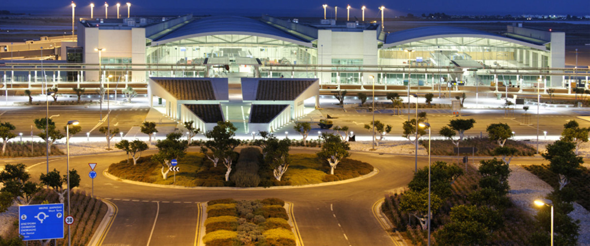 Ουρές ο κόσμος στο αεροδρόμιο Λάρνακας – Κάθε πέρσι και καλύτερα…