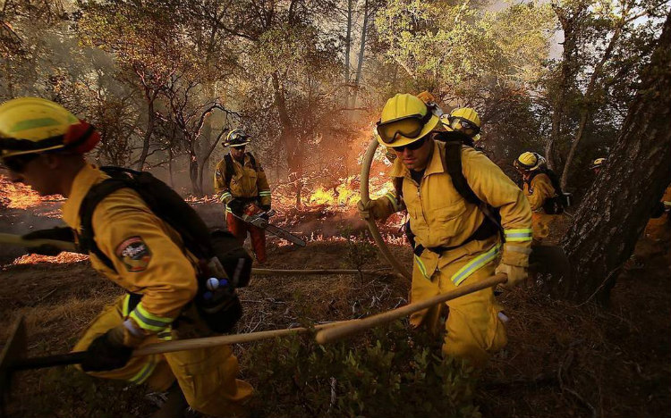 Στο έλεος τεράστιων πυρκαγιών η Καλιφόρνια, ένας πυροσβέστης νεκρός