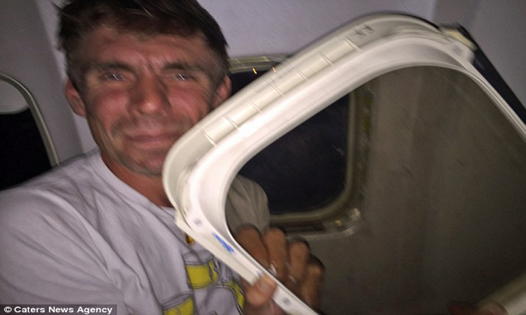 Εφιάλτης στο αεροπλάνο: Παράθυρο έμεινε στα χέρια επιβάτη κατά την προσγείωση