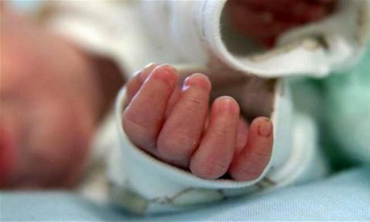 Ελλάδα:  Η μητέρα φέρεται να πέταξε το νεογέννητο στον ακάλυπτο