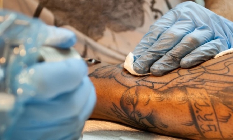 Καινούργιο τατουάζ; Πώς θα καταλάβετε αν έχει μολυνθεί