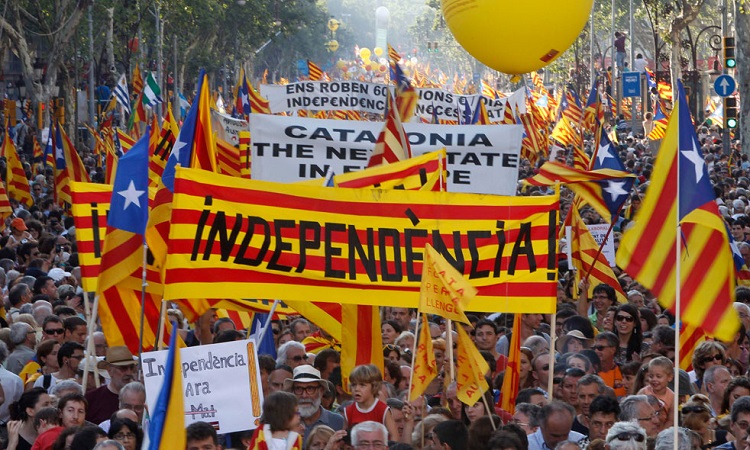 Μαζική διαδήλωση στη Βαρκελώνη υπέρ της ανεξαρτησίας από τη Μαδρίτη