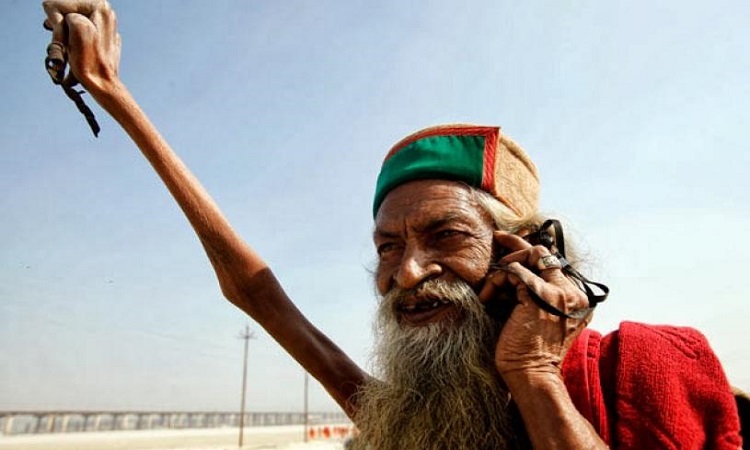 Γιατί αυτός ο άντρας κρατάει το δεξί χέρι του σηκωμένο επί 39 χρόνια (φωτογραφίες)