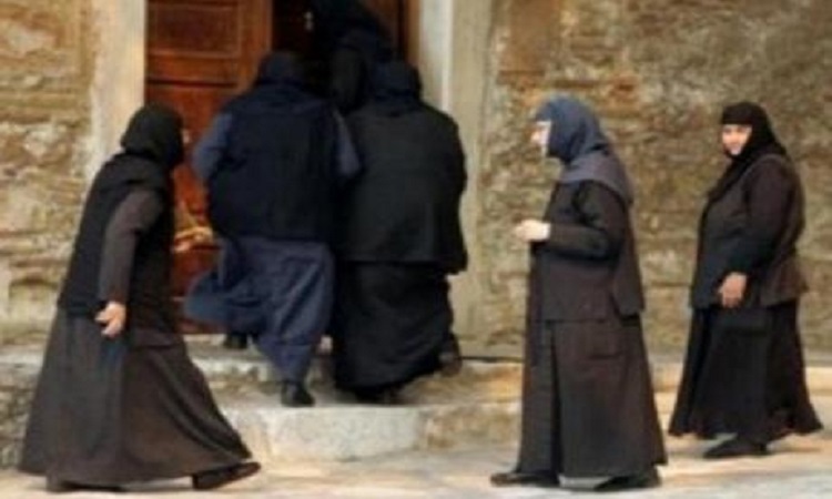 Η Ελληνίδα ηθοποιός που σοκάρει με την εμφάνιση της μέσα στο μοναστήρι (pics)