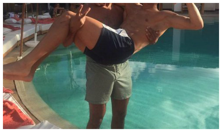 Γιατί δεν το παραδέχεται πως είναι gay να τελειώνουμε; Δείτε τον C. Ronaldo αγκαλιά με άλλον άντρα (PIC)