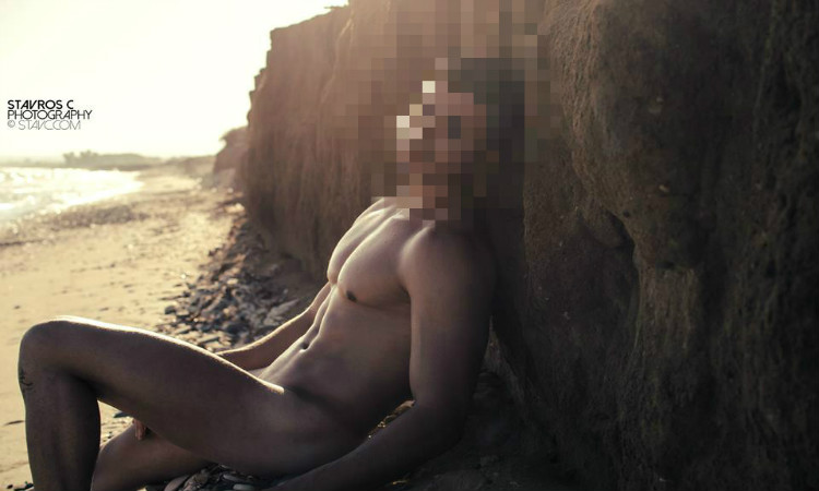 Κύπριος ποζάρει γυμνός στα βράχια – Έχει το σκοπό του!
