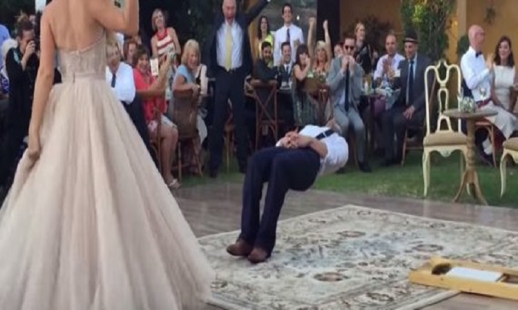 Το «τρικ» που έκανε στο γάμο του ένας μάγος και έκανε τους καλεσμένους να τα «χάσουν» (video)