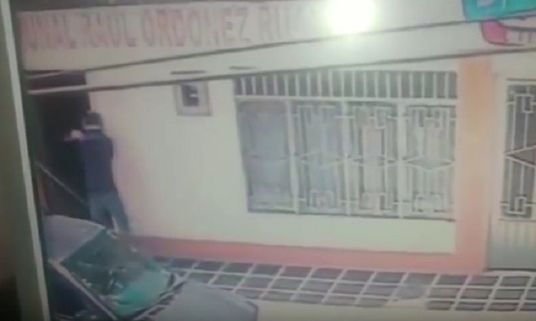 Σοκαριστικό βίντεο: 25χρονη δημοσιογράφος εκτελείται εν ψυχρώ λίγο πριν ξεκινήσει την εκπομπή της