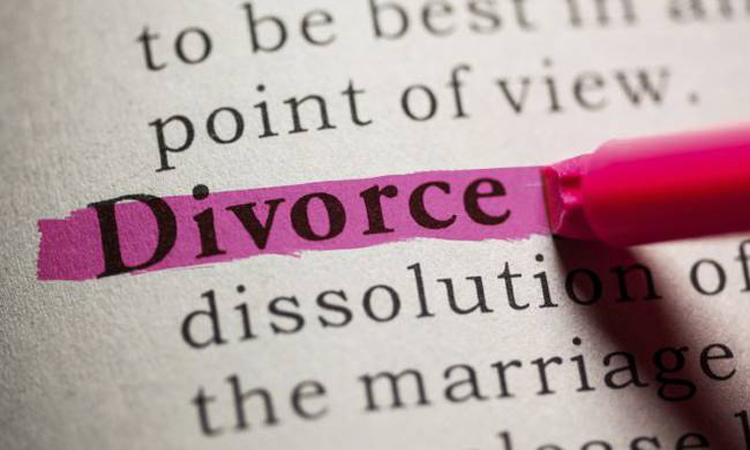 Ζητά διαζύγιο επειδή η γυναίκα του… καθυστερούσε να σερβίρει το βραδινό