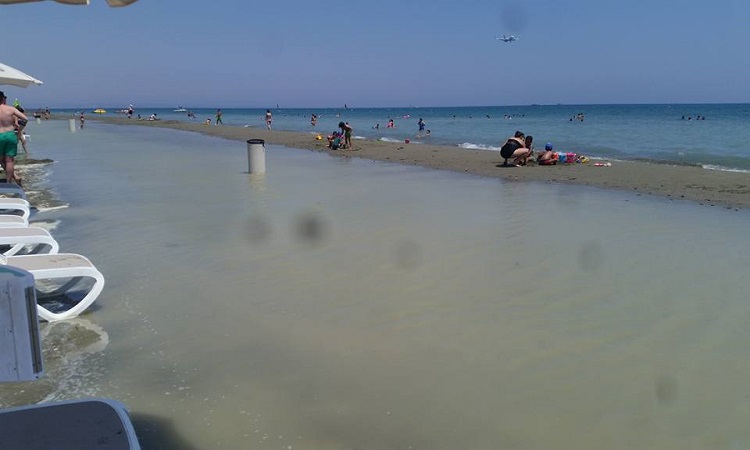 Δήμος Λάρνακας: Φυσικό φαινόμενο η κατακράτηση θαλάσσιου νερού στην άμμο