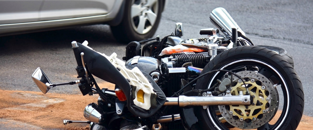 Σοβαρό τροχαίο Επ. Λέμεσού! Διπλοκάμπινο ανέκοψε την πορεία μοτοσικλετιστή! Με σοβαρά τραύματα στο Νοσοκομείο 31χρονος