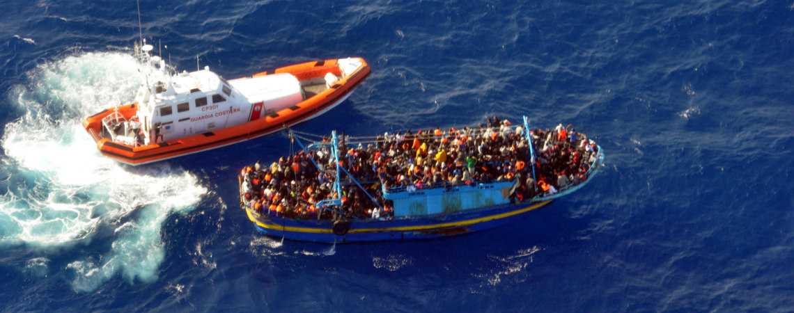 Στο λιμανάκι του Λατσιού αναμένεται να ρυμουλκηθεί το σκάφος των μεταναστών- Άσχημες οι καιρικές συνθήκες