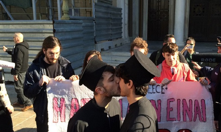 Διαμαρτυρία ομοφυλοφίλων: Ντύθηκαν παπάδες και άρχισαν να φιλιούνται έξω από τη Μητρόπολη - Ένταση με περαστικούς [εικόνες & βίντεο]