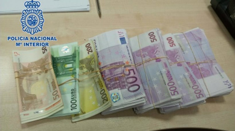 Μαδρίτη: Συνέλαβαν Ολλανδή με 180.000 ευρώ κρυμμένα... στα παπούτσια της