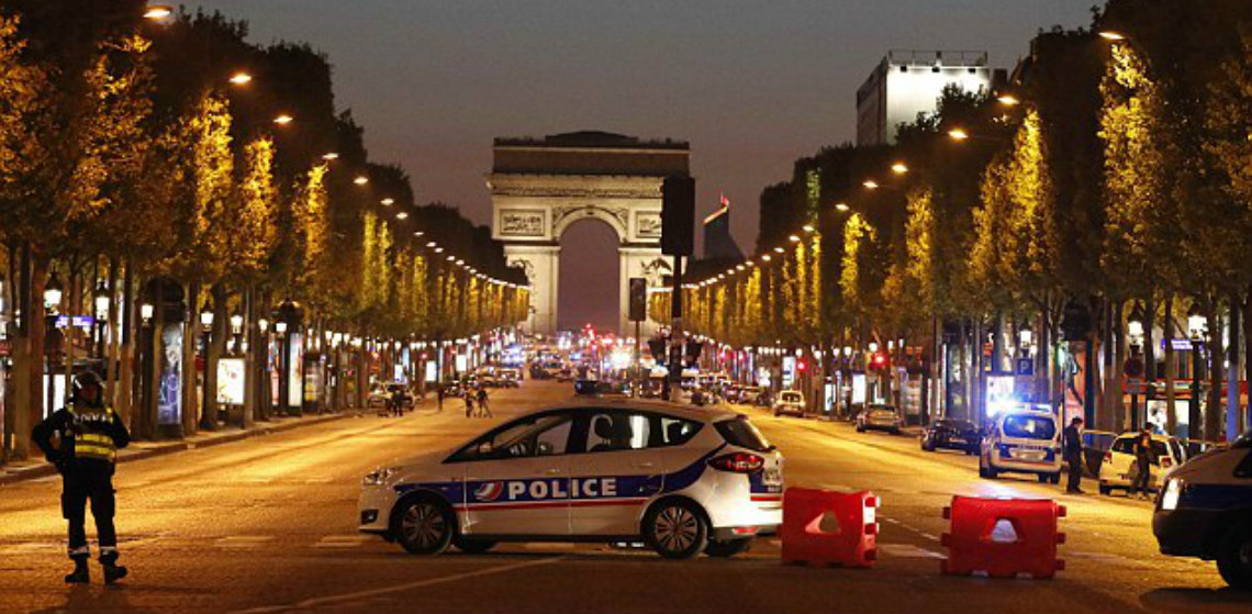 Τρομοκρατική επίθεση στην καρδιά του Παρισιού:  Ένας Αστυνομικός νεκρός και ένα σοβαρά τραυματίας