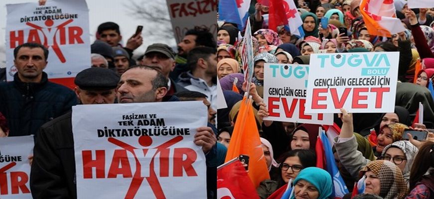 Αμφίρροπες οι δημοσκοπήσεις για το δημοψήφισμα στην Τουρκία