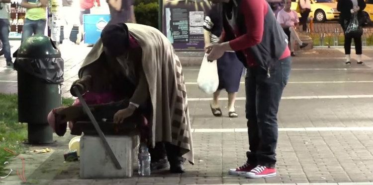 Θα δακρύσετε: Δείτε τι έγινε όταν ζήτησε από ένα Έλληνα άστεγο να του δώσει κάτι να φάει