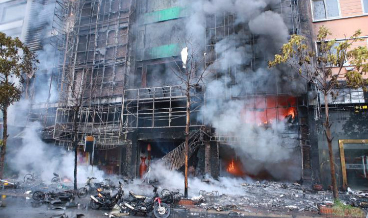 Πυρκαγιά έσπειρε τον θάνατο σε μπαρ στο Βιετνάμ