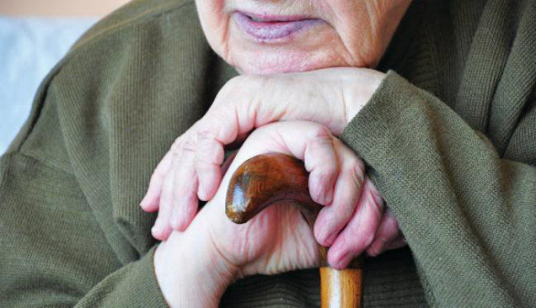 ΠΑΡΑΛΙΜΝΙ: Η «νοσοκόμα» που έκανε μασάζ σε 82χρονη την «έγδυσε» και απ’ τα κοσμήματά της