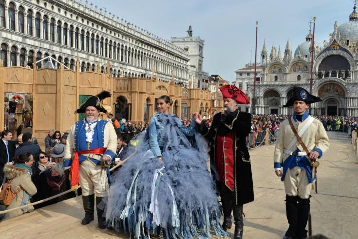 Πρόστιμο 3.333 ευρώ σε νεαρή που περπατούσε γυμνόστηθη στη Βενετία