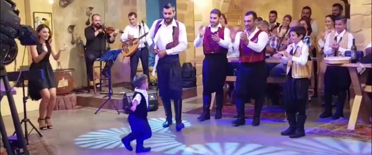 Λιώσαμε! Ο 2χρονος λεβέντης που χορεύει Κυπριακούς παραδοσιακούς χορούς! Καταχειροκροτήθηκε στην «Παραδοσιακή βραδιά»
