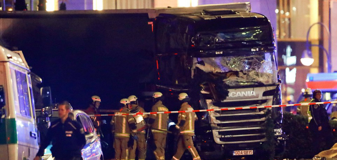 Λουτρό αίματος στο Βερολίνο: Τουλάχιστον 9 νεκροί και 50 τραυματίες από τη τρομοκρατική επίθεση με φορτηγό να «θερίζει» κόσμο που ψώνιζε
