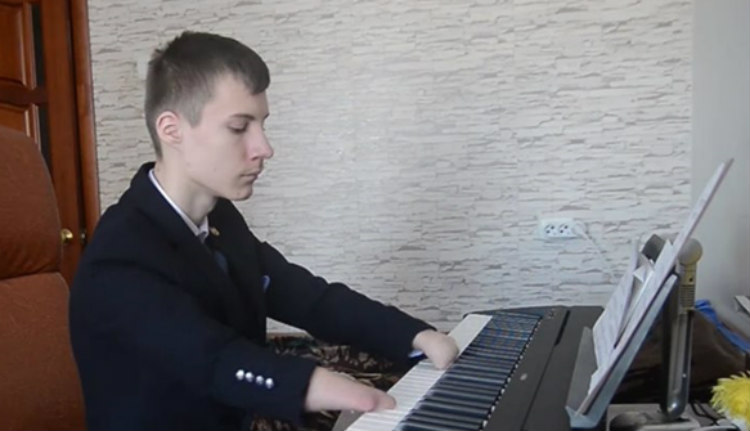 Η θέληση τα νικάει όλα: Δεν έχει δάχτυλα αλλά παίζει απίστευτο πιάνο! Δείτε το βίντεο