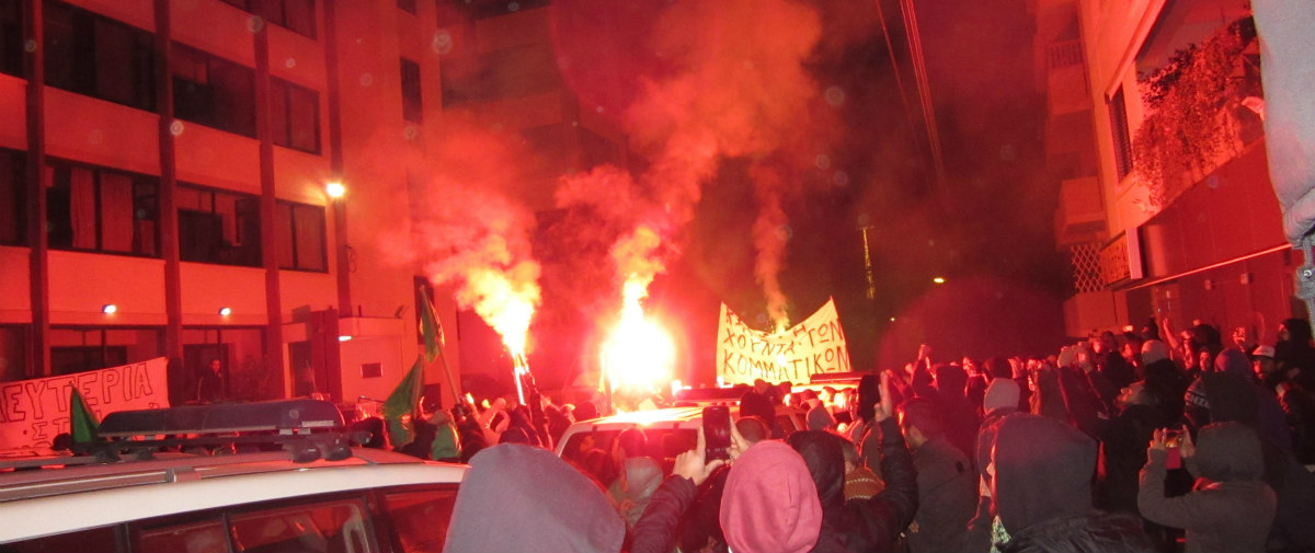 Έβγαλαν φωνή οι Ομονοιάτες έξω από το ΑΚΕΛ: «Κάτω η χούντα των Κομματικών»! «Αστακός» η Εζεκία Παπαϊωάννου