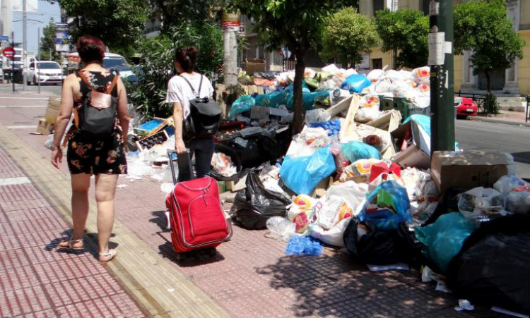 Ελλάδα: Στους δρόμους για τα σκουπίδια, που έχουν πνίξει πόλεις και πολίτες