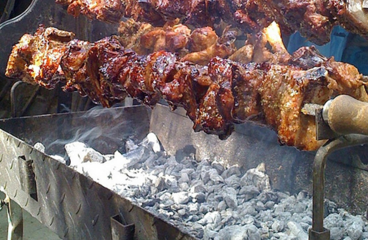 Τσικνοπέμπτη: Τι γιορτάζουμε, γιατί ψήνουμε κρέας στη σχάρα, γεμίζοντας τον αέρα με «τσίκνα»