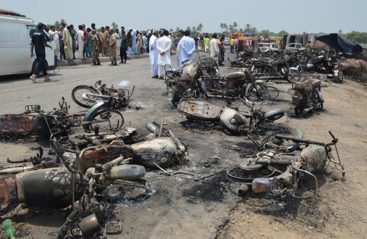 Tραγωδία: Τουλάχιστον 146 είναι οι νεκροί από την πυρκαγιά που ξέσπασε σε βυτιοφόρο καυσίμων στο Πακιστάν