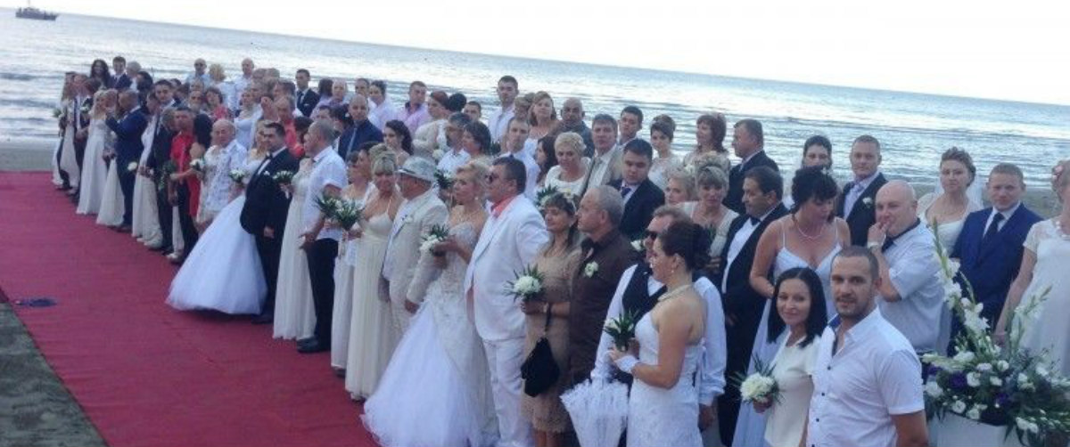 Υπό δρακόντεια μέτρα ασφαλείας: 60 ζευγάρια παντρεύτηκαν στη Λάρνακα! Μάνα και κόρη νύφες στην ίδια τελετή!