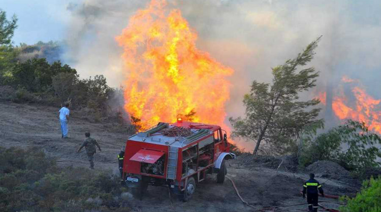 Φωτιά στην περιοχή Καλού Χωριού-Κλήρου – 11 οχήματα της Πυροσβεστικής και 35 άνδρες την έθεσαν υπό έλεγχο