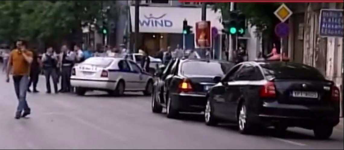 ΕΚΤΑΚΤΟ-ΕΛΛΑΔΑ: Ισχυρή έκρηξη τραυμάτισε τον πρώην πρωθυπουργό Λουκά Παπαδήμο – Άνοιξε φάκελο μέσα στο όχημα του