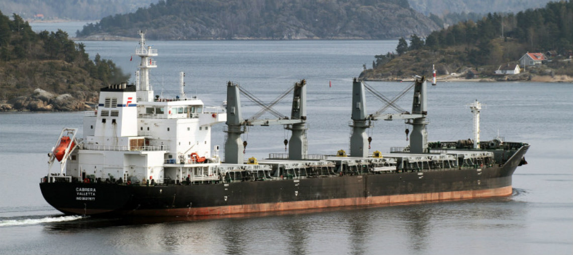 Kλίση 45 μοιρών έχει πάρει το φορτηγό πλοίο 'Cabrera', που προσάραξε στις βόρειες ακτές της νήσου Ανδρου