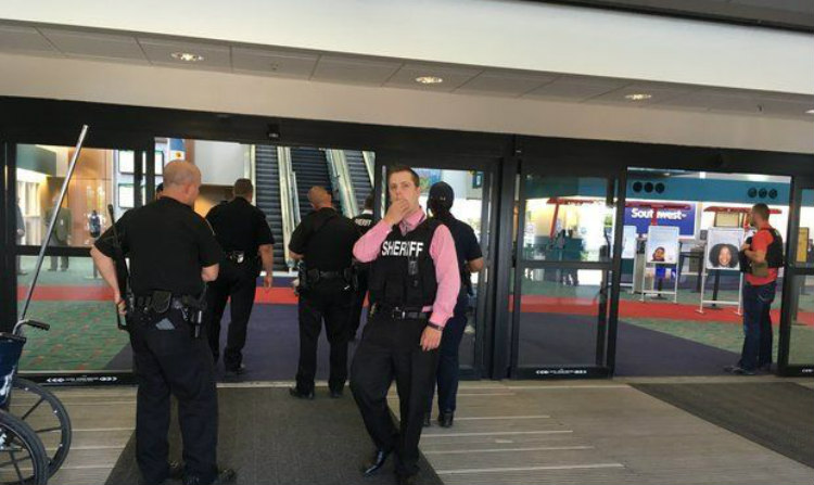 Συναγερμός σε αεροδρόμιο των ΗΠΑ – Μαχαιρώθηκε Αστυνομικός – Εκκενώθηκε προσωρινά