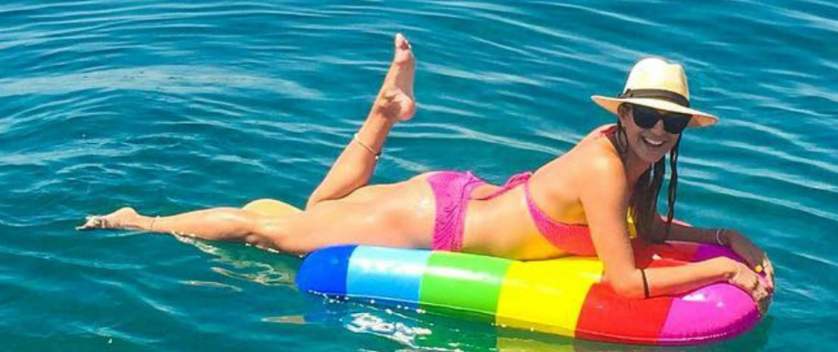 Κωνσταντίνα Ευρυπίδου: Κορμάρα μέσα στο ροζ μαγιό της! Παιχνίδια στη θάλασσα πάνω σ’ ένα…παγωτό!