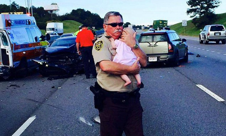 Η φωτογραφία αστυνομικού που συγκινεί -Αγκαλιά με το μωρό μετά από σοβαρό τροχαίο!