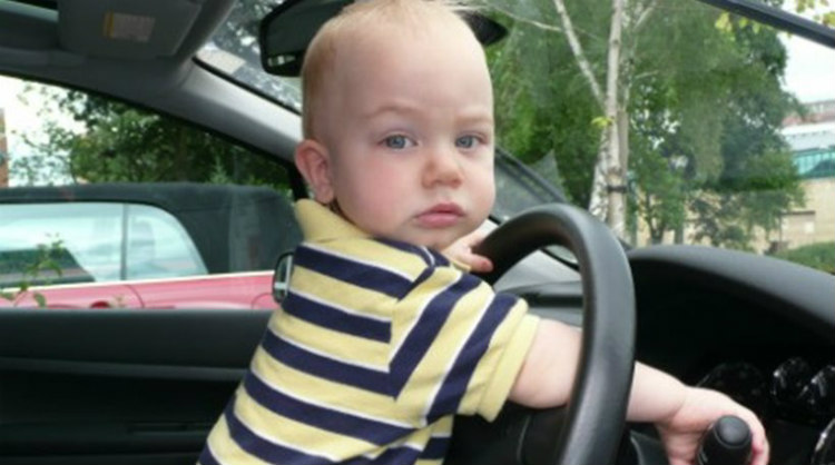 Δεν πίστευαν αυτό που έβλεπαν οι Αστυνομικοί: 3χρονος βρέθηκε να… οδηγεί το αυτοκίνητο της μητέρας του!