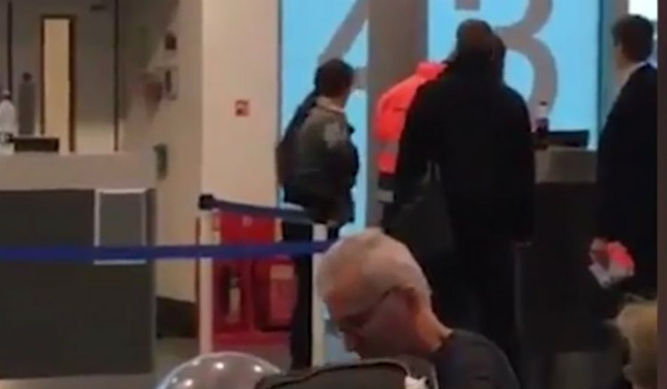 Χαστούκισε υπάλληλο αεροδρομίου επειδή έχασε την πτήση της για Αθήνα! VIDEO