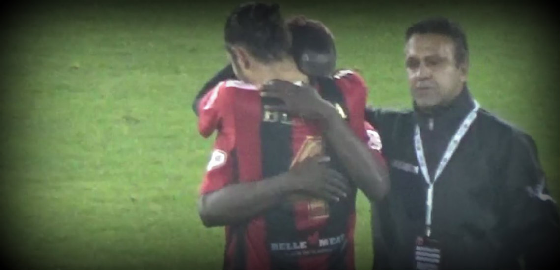 ΣΥΓΚΛΟΝΙΣΤΙΚΟ: Ποδοσφαιριστής του Ερμή σπαράζει στην αγκαλιά συμπαίκτη του! Θρηνεί το χαμό του πατέρα του - VIDEO