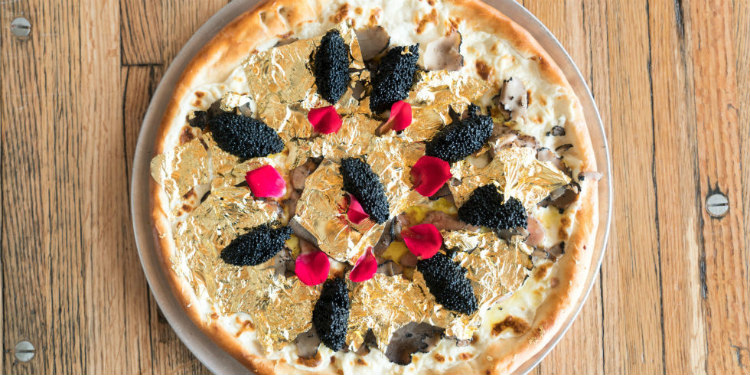 Εστιατόριο σερβίρει «χρυσή» πίτσα 24 καρατίων –Στοιχίζει $250 δολάρια το κομμάτι