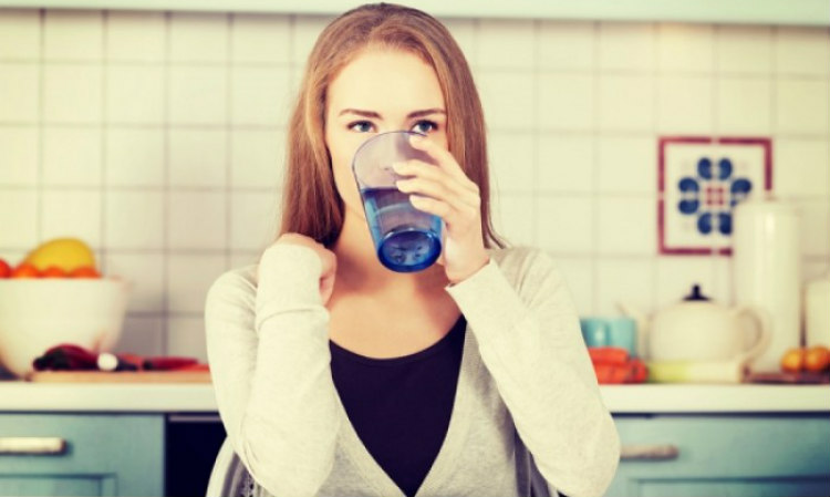 Γιατί πρέπει να πίνετε ένα ποτήρι χλιαρό νερό κάθε πρωί