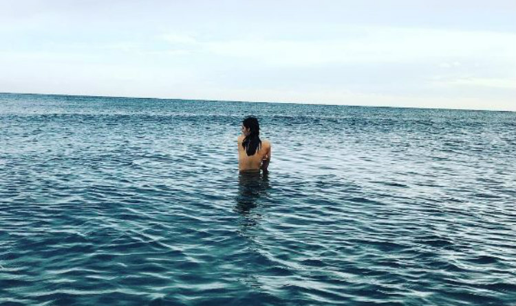 Μας άφησε άφωνους! Κύπρια καλλονή βούτηξε topless στη παγωμένη θάλασσα και δηλώνει: «Πάντα ήθελα να ήμουν γοργόνα…»